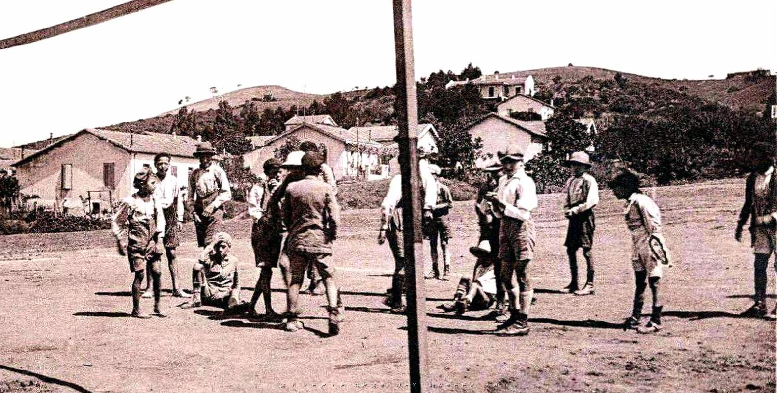 1687- Menerville - Le Stade2 de Football.jpg